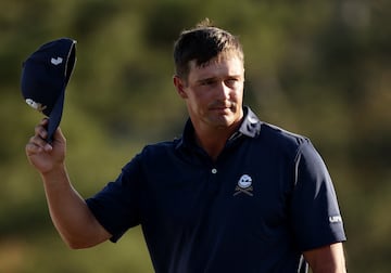 Golf - The Masters - Augusta National Golf Club, Augusta, Georgia, U.S. - April 14, 2024 Bryson DeChambeau of the U.S. acknowledges the crowd on the green on the 18th hole after completing his final round REUTERS/Eloisa Lopez